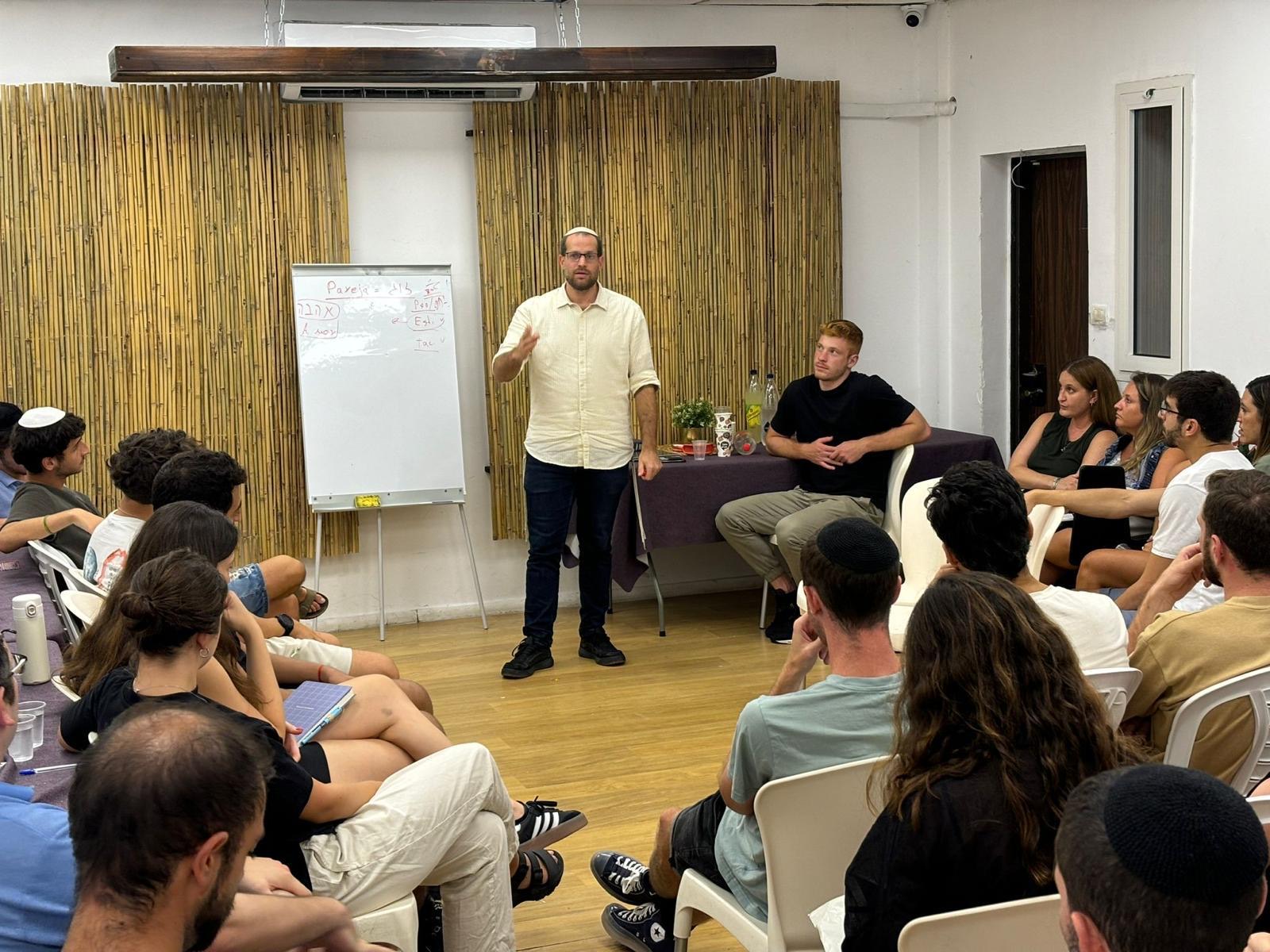 Charla en La Casa con la comunidad sentada en ronda